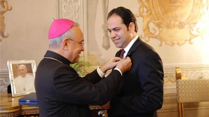 المصري محمد عبد السلام أول مسلم عربي يُتوج بأرفع الأوسمة الممنوحة من بابا الفاتيكان (صور)