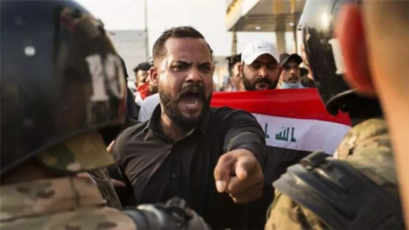 سياسي عراقي يكشف عن العنف المرتكب في حق المتظاهرين: المئات يسقطون كل يوم