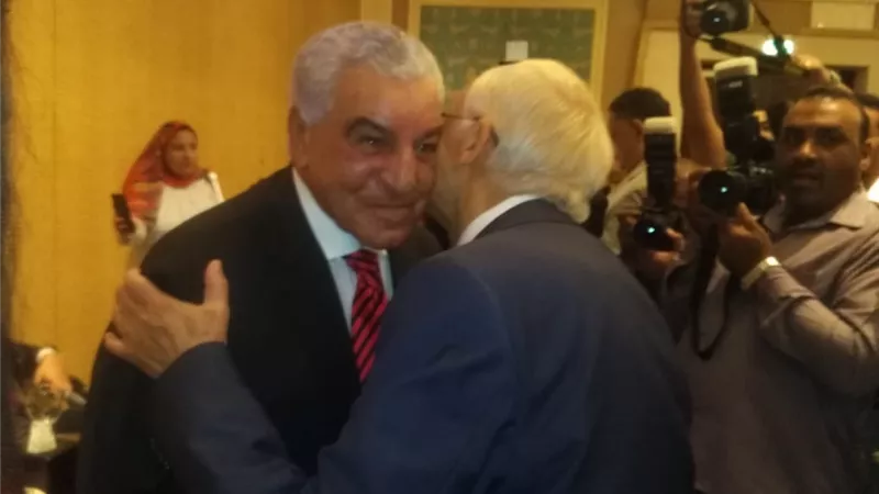 وزير الاثار ونجوم الفن في حفل توقيع كتاب زاهى حواس 