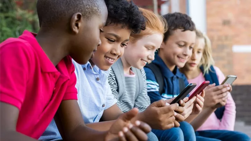 استشاري علاقات أسرية: دراسات أثبتت أن استخدام الأطفال للتطبيقات ما يزيد عن 7 ساعات يسبب الاكتئاب (فيديو)