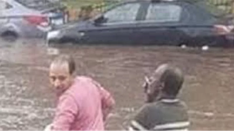 اول مداخلة لصاحب الصورة الشهيرة المتداولة أثناء سقوط الأمطار (فيديو)