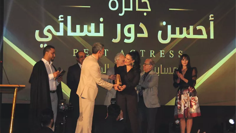فاطمة الزهراء بناصر تفوز بجائزة أحسن دور نسائي بمهرجان الدار البيضاء للفيلم العربي (صور)