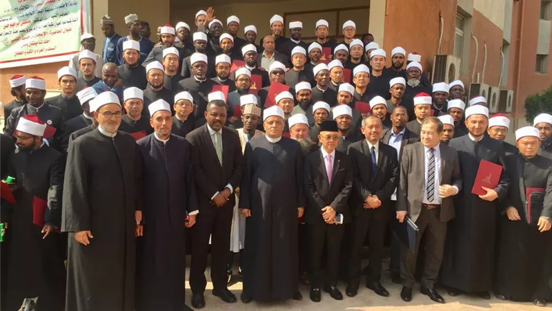 تخريج دفعة جديدة من الأئمة الوافدين بالأزهر.. ورئيس الأكاديمية: مصر بحضارتها وأزهرها محط الآمال (صور)