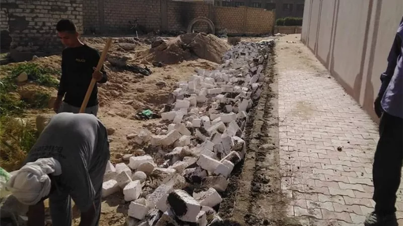 مجلس مدينة الصف يزيل 400 متر قواعد خرسانية لمصنع مقام على أملاك الدولة (صور)