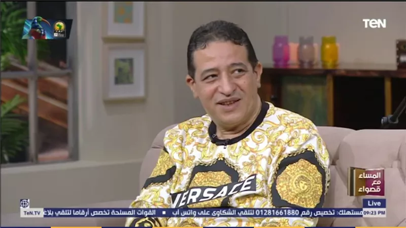 سبب ضرب الموسيقار يحيي الموجي لعمرو دياب علي المسرح امام جمهوره (فيديو)