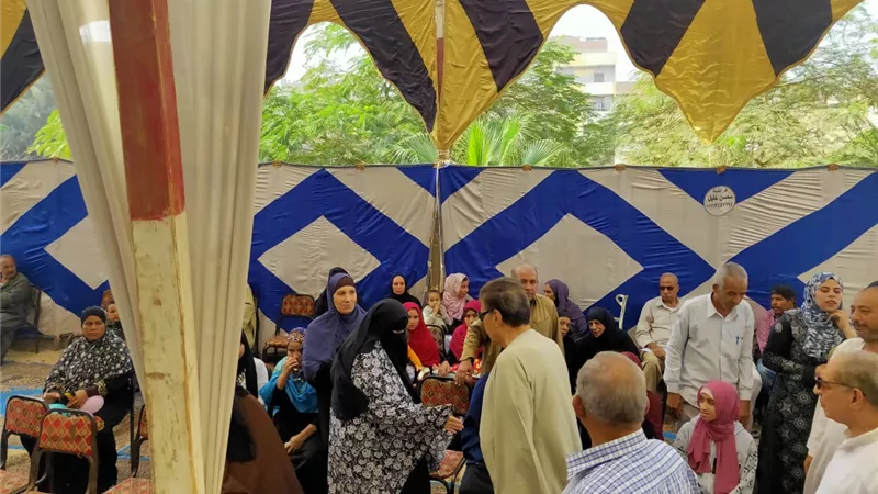 قافلة طبية لحزب الوفد بجنوب الجيزة تسفر عن الكشف على 680 مريضا واجراء 5 عمليات (صور)