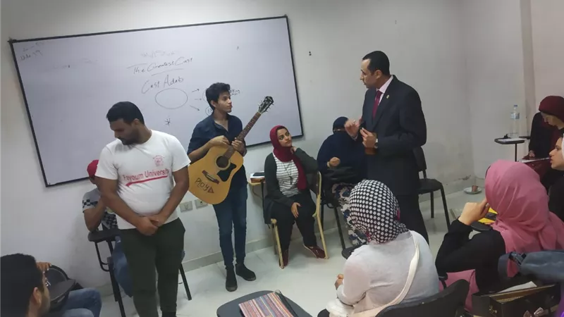«عميد آداب الفيوم» يشهد بروفات كورال الكلية: هدفنا اكتشاف المواهب (صور)