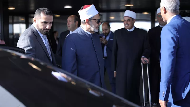 الإمام الأكبر يصل إلى روما للقاء بابا الفاتيكان والمشاركة في مؤتمر كرامة الطفل في العالم الرقمي (صور)