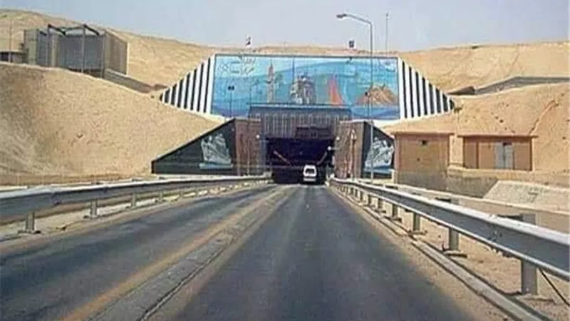 أحمد موسي يكشف تفاصيل طريق شرم الشيخ الجديد .. «14 محطة وقود و3 حارات» (فيديو)