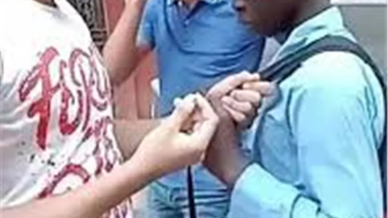لا عنصرية ولا تنمر.. محمد الباز يكشف حقيقة الفيديو المتداول لسخرية شابين من سوداني الجنسية