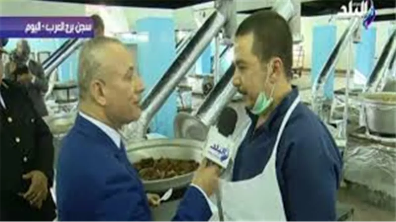 نزيل ببرج العرب: «السجناء يحصلون على وجبات لحمة وسمك وفراخ وكباب حلة» (فيديو)