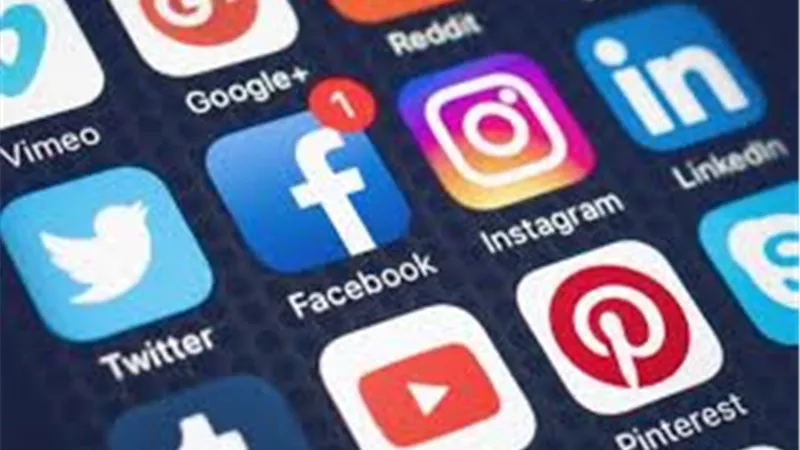 كيف تسرق التطبيقات معلومات المستخدمين عبر السوشيال؟.. خبير تكنولوجي يُجيب
