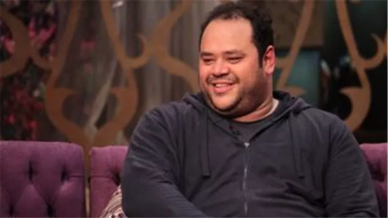 محمد ممدوح يحكي كواليس أول لقاء له مع محمود عبد العزيز في ابراهيم الأبيض (فيديو)