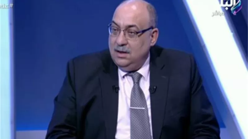 مستشار وزير التموين يعد على الهواء باستخراج بطاقة تموينية لأسرة فقيرة (فيديو)