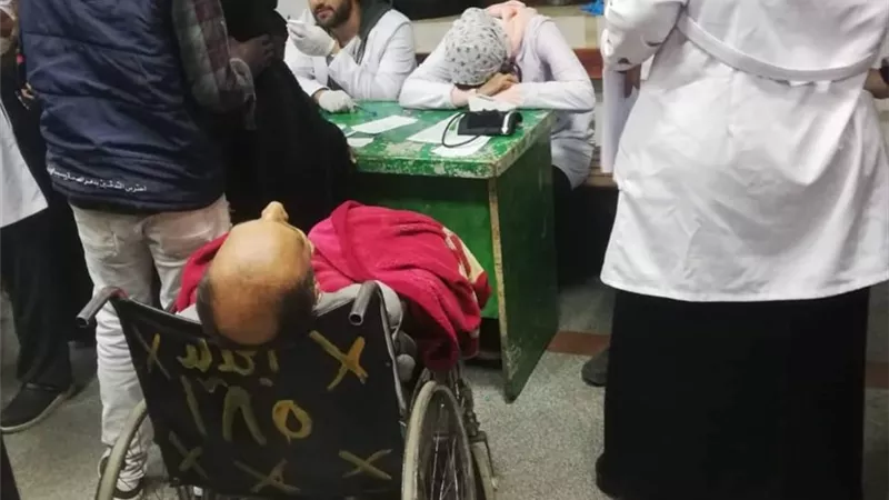 وفاة مريض أمام الموظفين دون اسعافه بمستشفى القصر العينى بعد طوافه على الأقسام (صور)