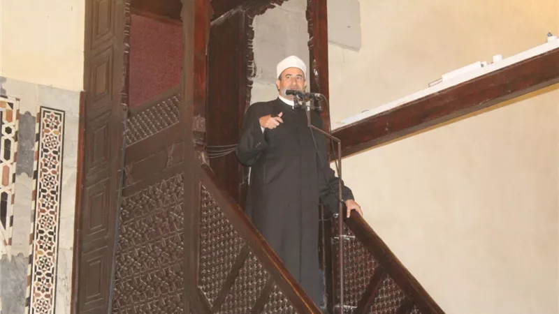 خطيب الجامع الأزهر: الإخلاص في العمل والترابط الاجتماعي سبب تقدم المجتمع ونهضته