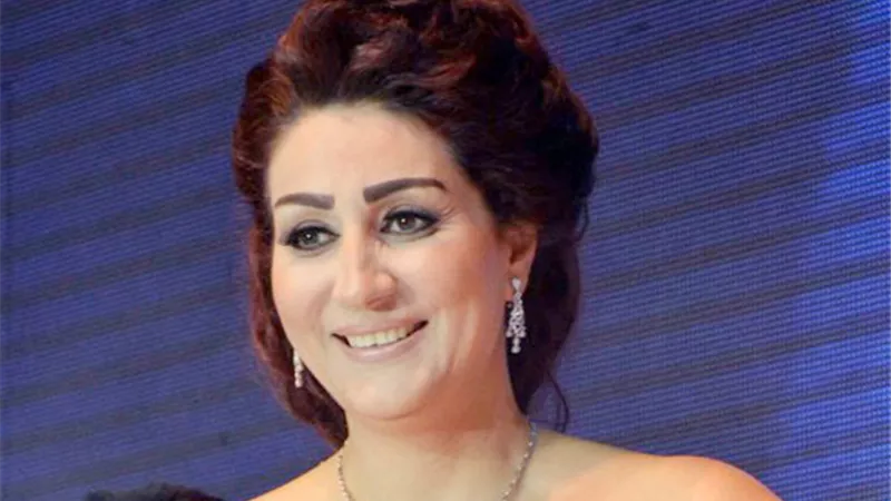 وفاء عامر تُعطي الطفلة أشرقت نجمة 