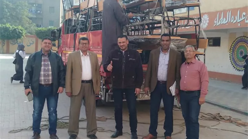 شركة حلوان للأسمدة تدعم العملية التعليمية بـ 500 مقعد مدرسى و30 مروحة على مدارس التبين والصف | صور