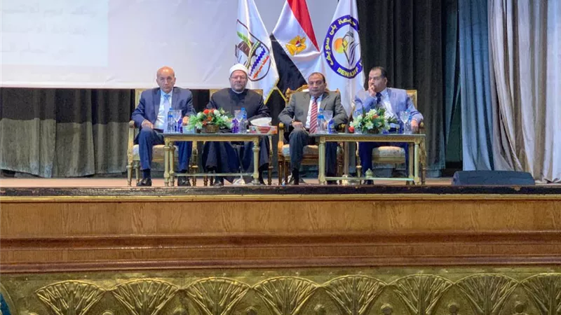 مفتي الجمهورية في ندوة بجامعة بني سويف: التدين المغشوش يؤدي إلى ضياع الدولة وفقد هويتها.. والإسلام لا يعرف مبدأ السرية أو التخفي | صور