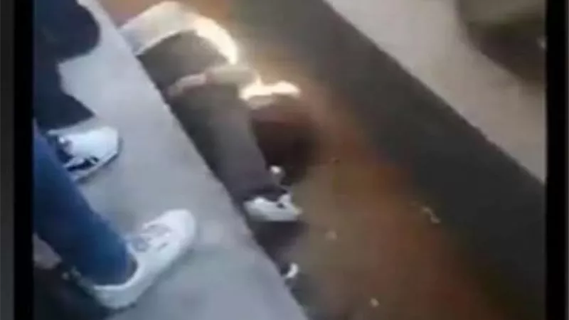 تفاصيل الدقائق المرعبة.. مصور فيديو واقعة الإسماعيلية يروي كيف أنقذ الأب الشجاع ابنته من أسفل عجلات القطار | فيديو