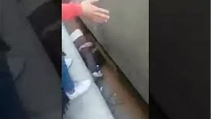 أحمد موسى يعلق على واقعة احتضان أب ابنته أسفل عجلات القطار لإنقاذ حياتها | فيديو 