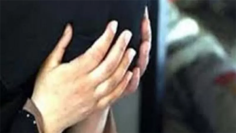 عمره 17 عاما ويحاول معاشرة والدته .. الابن العاق يطلب السماح في المحكمة