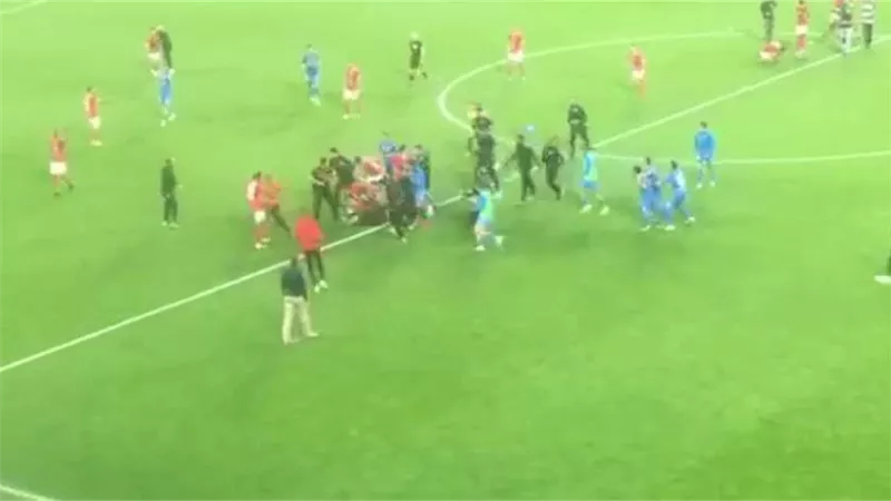 تعليق نارى من أحمد موسى على خناقة لاعبى الأهلى والزمالك | فيديو