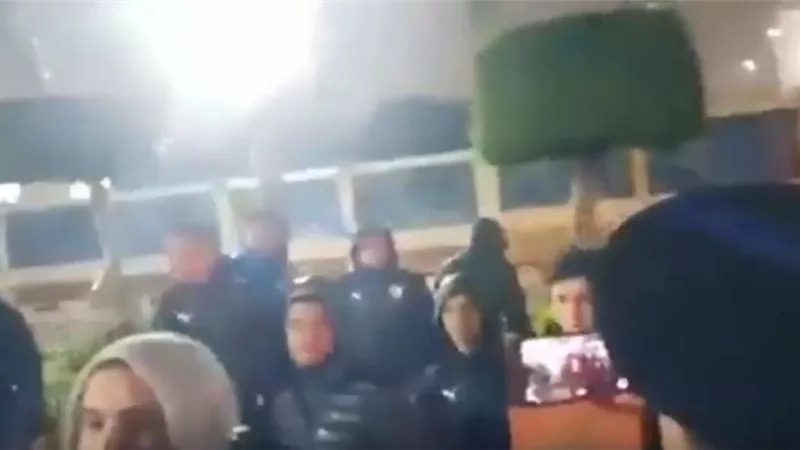 شاهد  .. أول فيديو لنزول لاعبي الزمالك  من الأتوبيس هربا من مباراة الأهلي