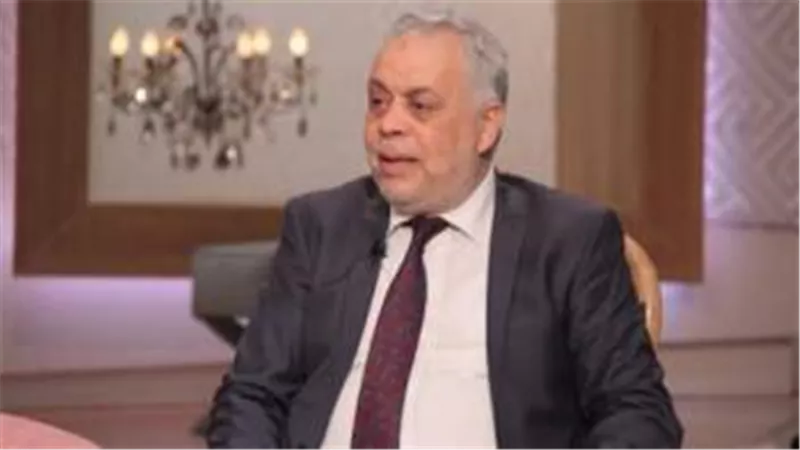 أشرف زكي يكشف موقفا طريفا لمبارك: استأذن من حفل عشان يتابع مسلسل يسرا | فيديو
