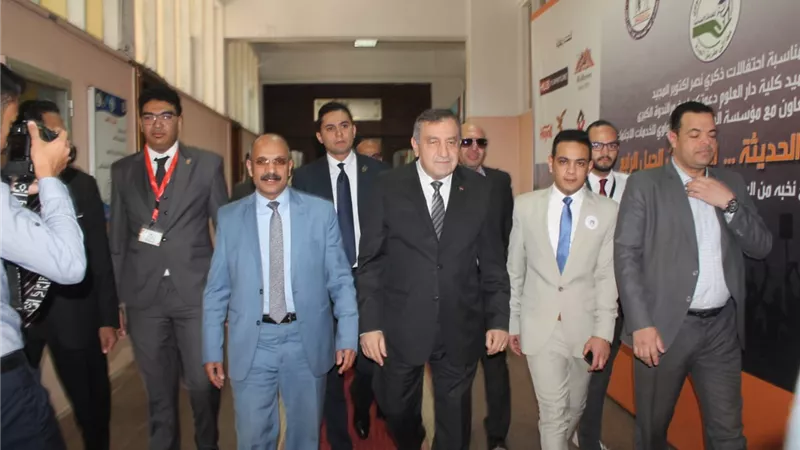 عصام شرف رئيس الوزراء الأسبق يفتتح إحدى البرامج الوطنية لكلية دار العلوم بجامعة القاهرة | صور