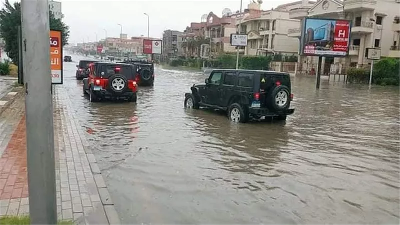 وزير التنمية المحلية يناشد المواطنين عدم النزول الجمعة للشارع : الأمطار أكثر غزارة | فيديو 