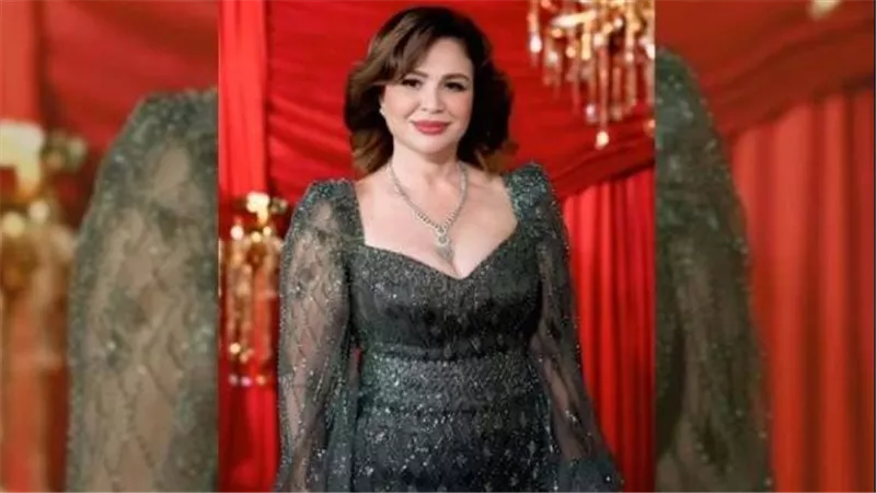 فستان مجسم.. إلهام شاهين تخطف الأنظار بهذه الإطلالة | شاهد