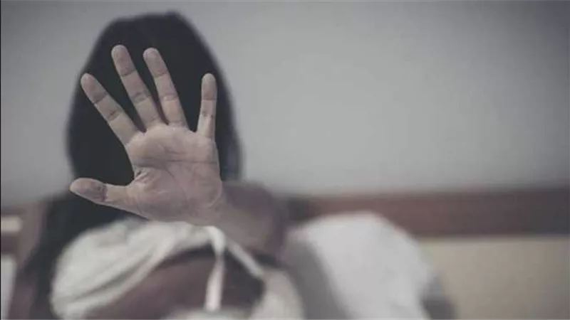 قبلها وحضنها.. أقوال مثيرة لطفلة شاهدت والدها يهاجم أمها المطلقة 