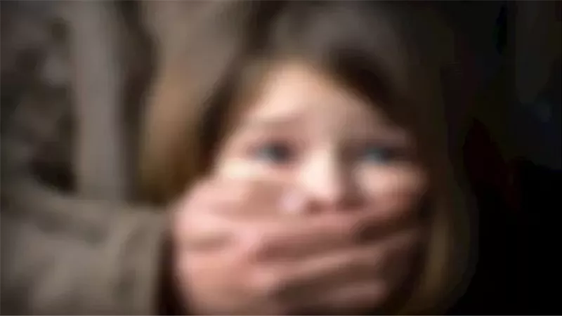 تفاصيل صادمة..صرخة طفلة تنقذها من أنياب جارها المتحرش بالجيزة