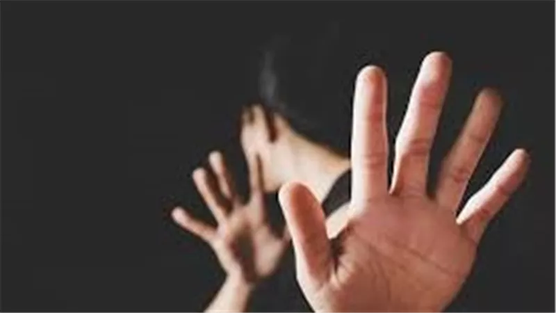 لامس أجزاء حساسة.. تفاصيل القبض على بائع تحرش بأجنبيتين في الجمالية 