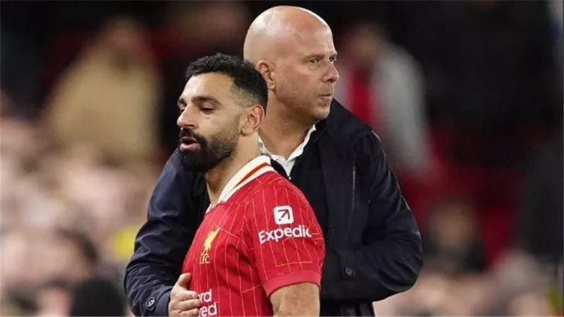  رفض الاعتذار.. ماذا دار بين محمد صلاح وسلوت في الاجتماع السري؟ 