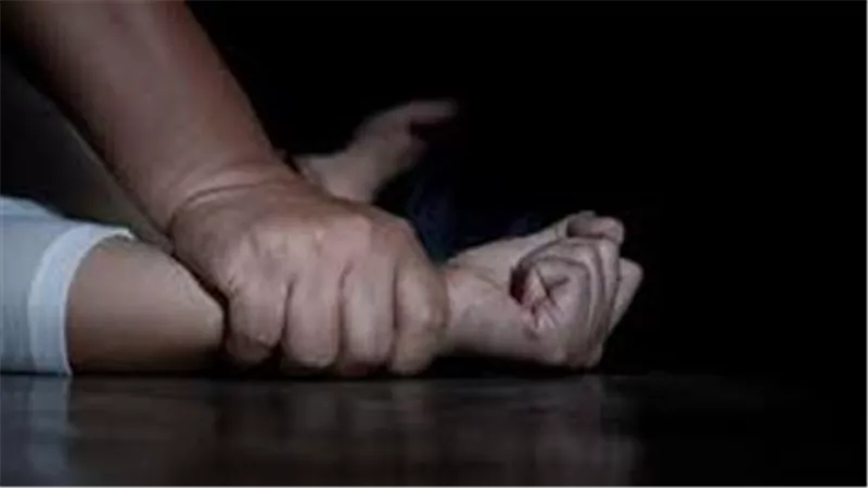 وعدها بالزواج وهتك عرضها.. أقوال مثيرة لضحية صانع محتوى خدعها وابتزها بفيديوهاتها