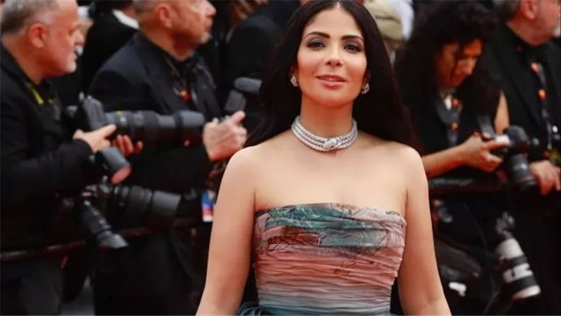 بالأبيض الأنيق.. منى زكي تخطف الأنظار بهذه الإطلالة | شاهد