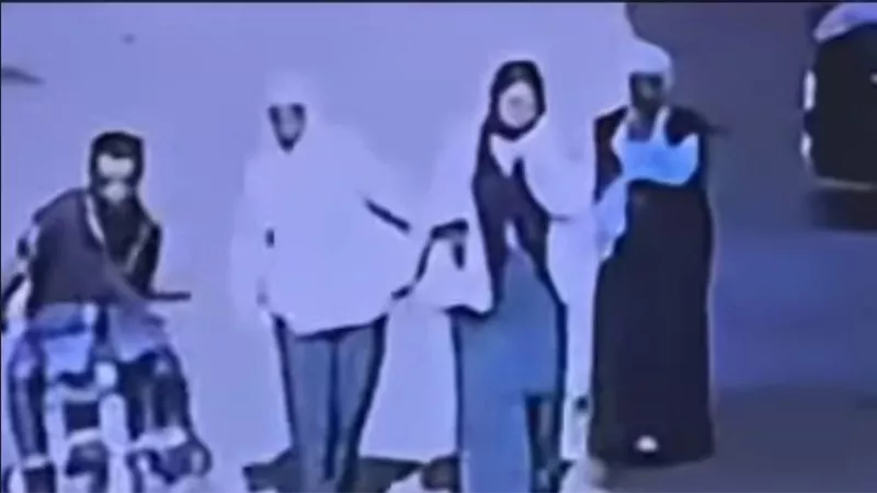 لقطات صادمة.. تحرش قائد دراجة بطالبة وسط الشارع يثير الغضب | فيديو 