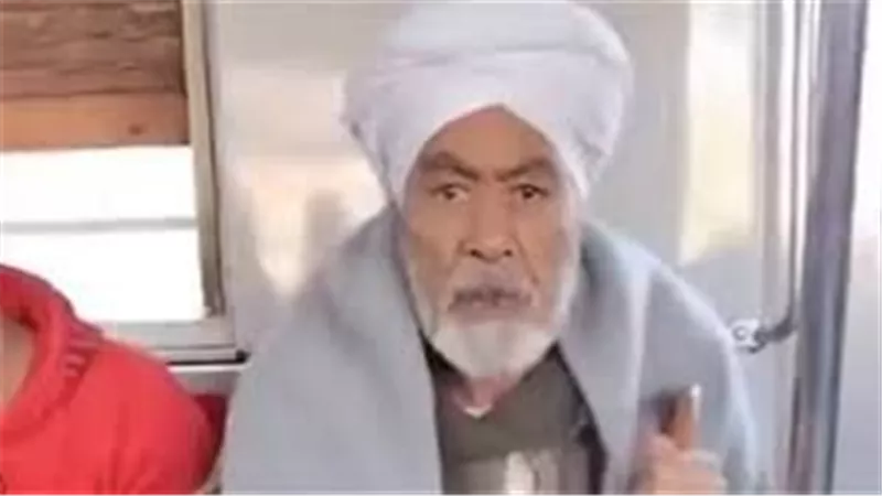 حطت رجل على رجل قدامه.. القصة الكاملة لمشادة مسن صعيدي وفتاة بالمترو | فيديو