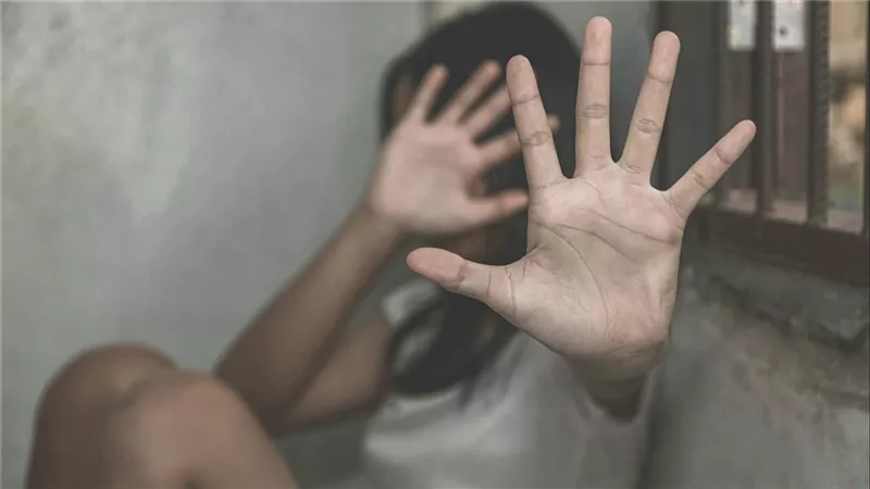 تفاصيل صادمة في القبض على شاب حاول التعدي جنسيًا على طفلة وأبرحها ضربًا