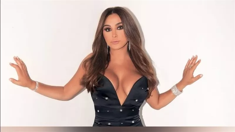 فستان لافت.. إليسا تخطف الأنظار بإطلالة جديدة | شاهد 