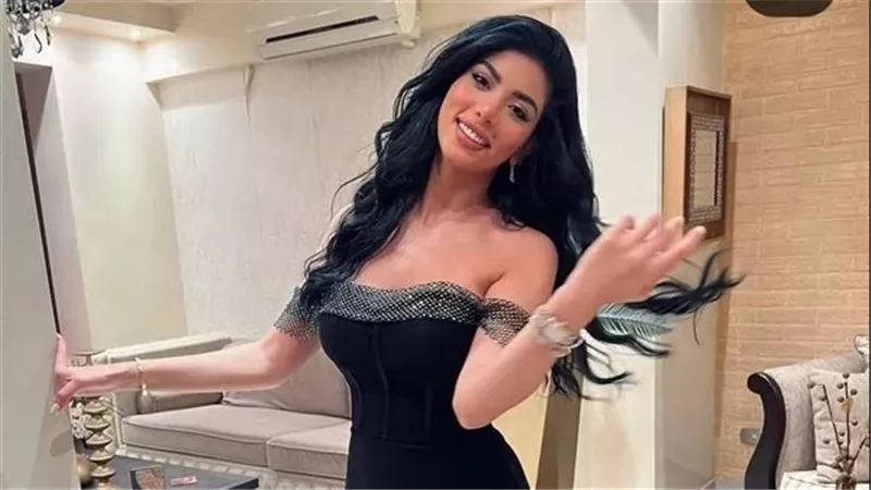فستان جريء.. كارولين عزمي تثير ضجة بإطلالة جديدة | شاهد