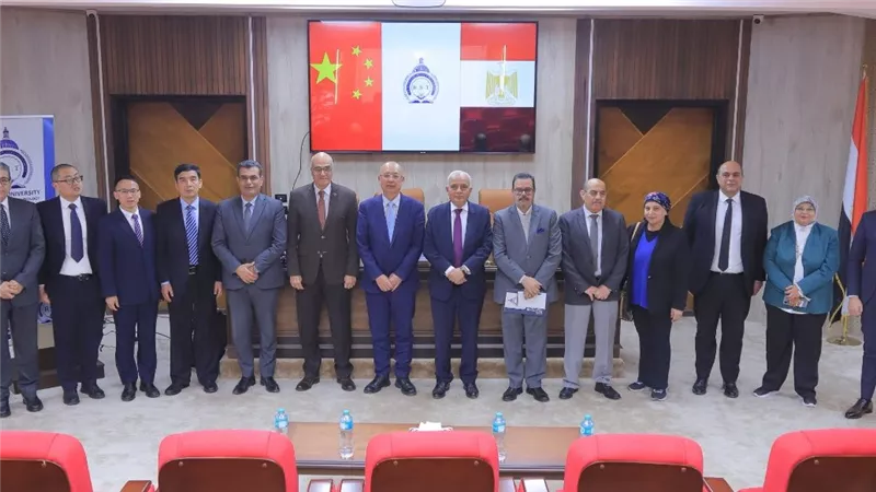 جامعة الريادة تستقبل وفد جامعة شينجيانغ الصينية لبحث التعاون الأكاديمي والتقني