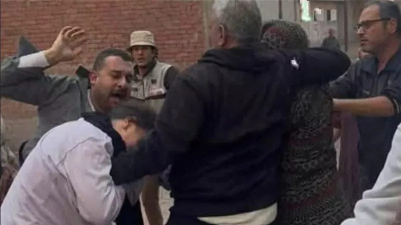 فيديو أثار الغضب.. طالبة الطب ذهبت للمطالبة بحق والدتها فتعرضت للضرب في الشرقية | شاهد