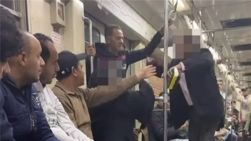 لو فتحتي بوقك بكلمة تانية هرميكي.. خناقة المترو الجديدة بين رجل وسيدة تشعل السوشيال ميديا | فيديو