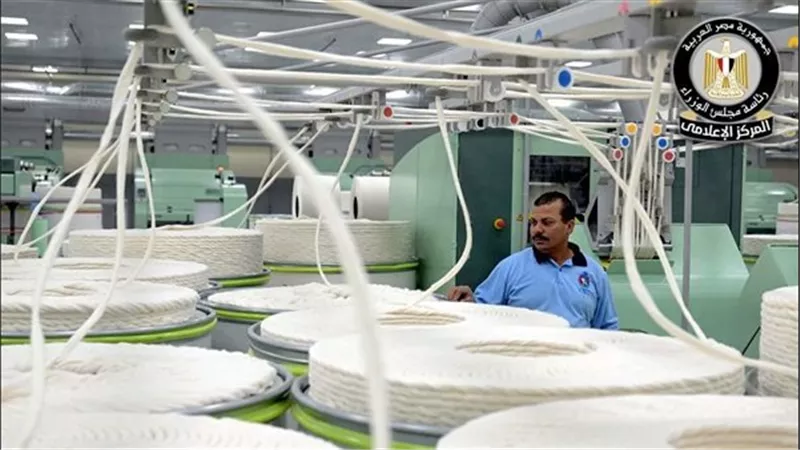 الحكومة تكشف حقيقة بيع مصانع الغزل والنسيج بعد مليارات تطويرها