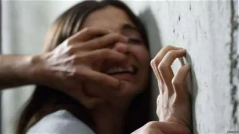  أوهمها بلمة الأصدقاء.. رجل أعمال ينتهك جسد سيدة تحت تهديد السلاح 