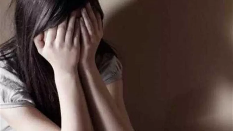 قبلها عنوة.. أم تروي تفاصيل صادمة عن هتك عرض ابنتها على يد سائق مدرسة التجمع 