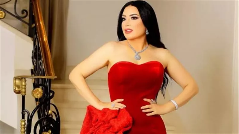 تنورة قصيرة.. عبير صبري تثير الجدل بإطلالة جريئة | شاهد